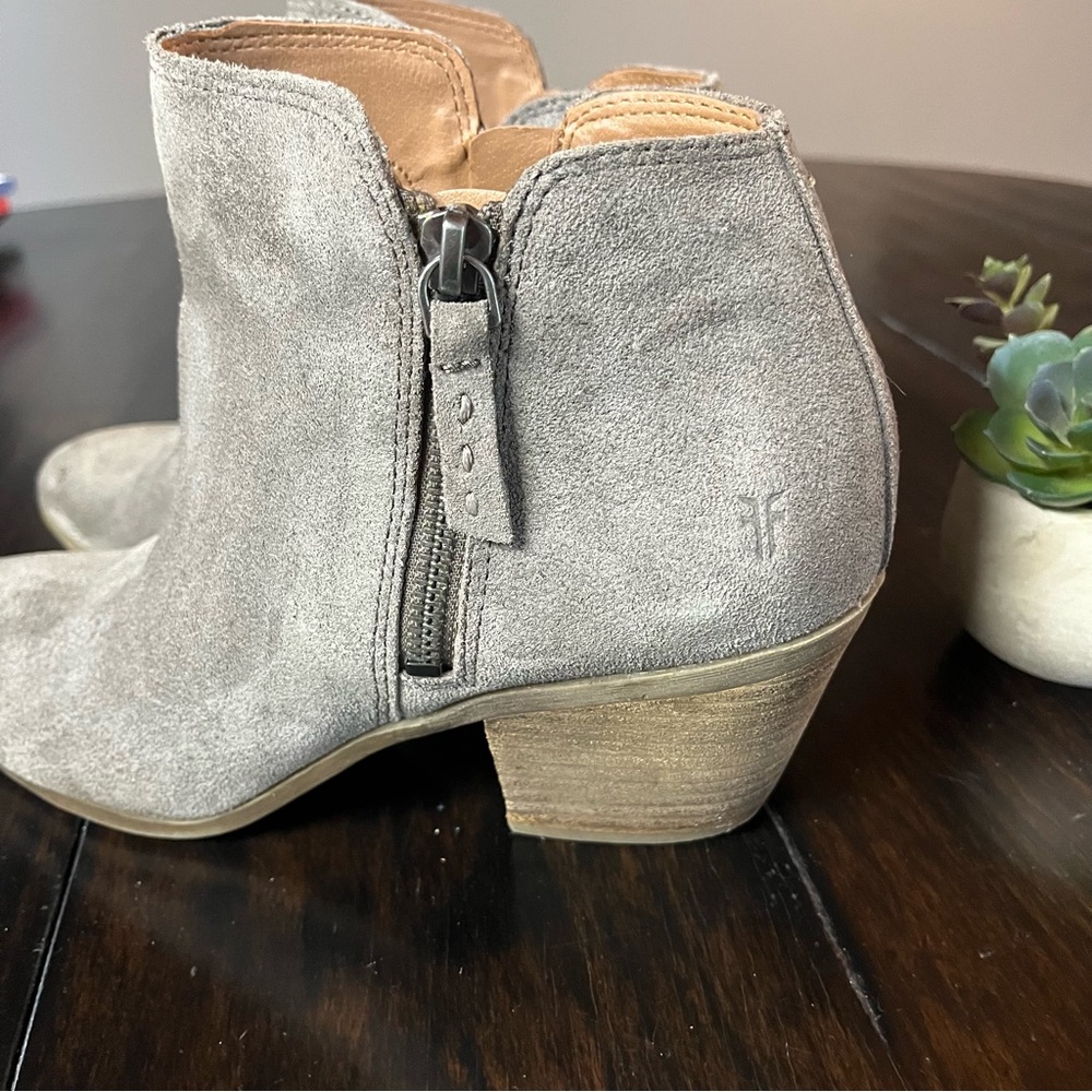 FRYE | Judith Zip Bootie Taupe Suede (8.5)